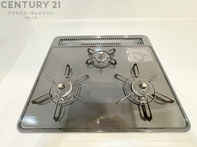 多数の調理器具を同時に使用でき、料理の効率化が可能。省エネで節約になり、様々な料理スタイルに適応できます。また、火力調整が独立しており、手入れや掃除もしやすく、今よりもっとお料理が楽しくなるかも。