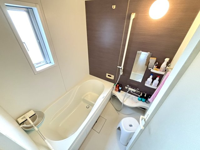 清潔感あふれるバスルームは、落ち着いたブラウンのアクセント壁で上品な雰囲気。浴室窓があり換気も良好。ゆったりとした浴槽で一日の疲れを癒せます。追い焚き・浴室乾燥機付きで機能面も充実。　