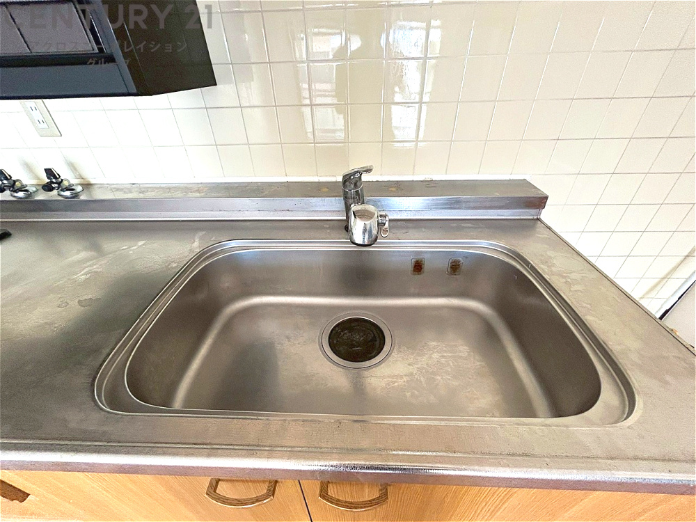大きなシンクでお鍋などの大きな調理器具を洗う際にも便利です。　
