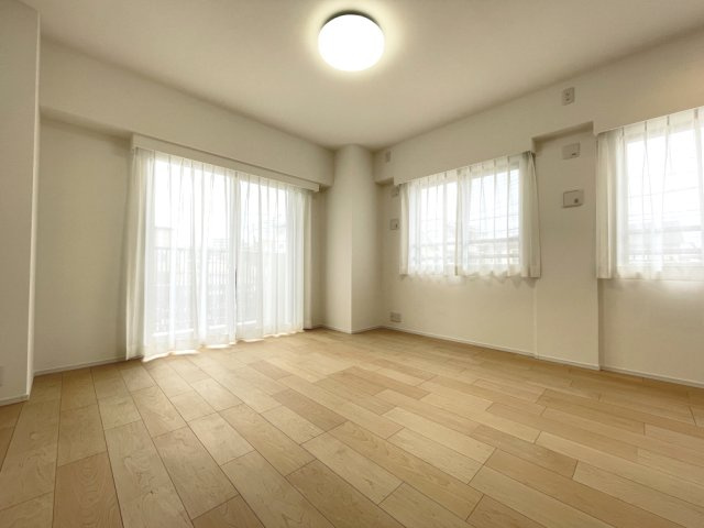 大きな掃き出し窓がついた洋室は、日中は照明がなくても明るく、子ども部屋としてもピッタリ。