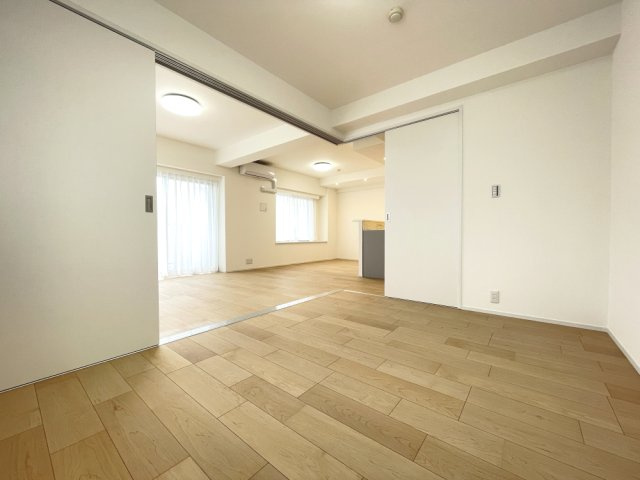 LD横の洋室は、扉を開けて解放感ある空間に。