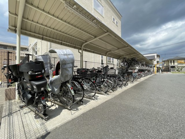 屋根付きの駐輪場で、サビや汚れの心配も不要。　