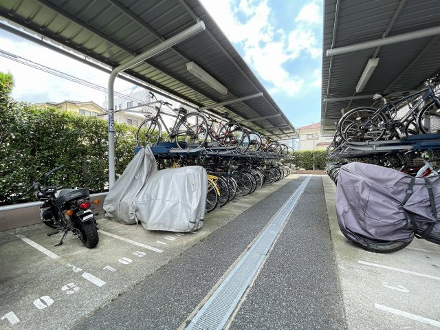 屋根付きの駐輪場で、サビや汚れの心配も不要。　