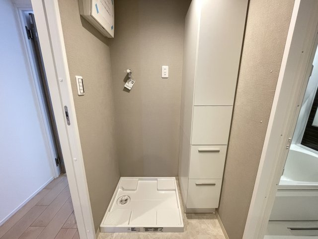 洗濯機置き場の横には棚もあり、タオルやストックもたっぷり収納出来ます。