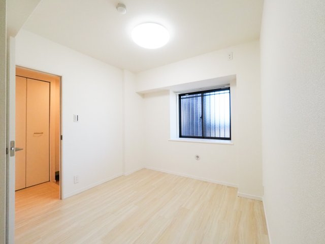 角度を変えた約4.6帖の洋室です。柱の出っ張りが少ないすっきりとした部屋形状のため、デスクやベッドなどの家具を無理なく配置できます。独立性の高さを活かして集中できる書斎や仕事部屋にも最適です。