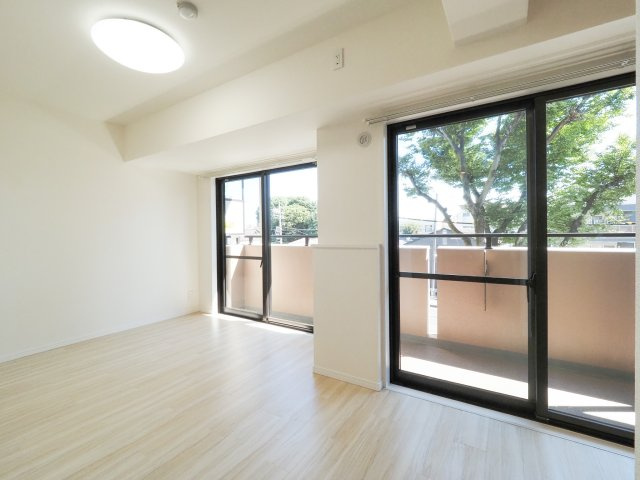 東南向きにつき明るい自然光が広がるリビングダイニングです。室内は新規フルリフォームが施されており、新築感覚で清潔感あふれる快適な暮らしをスタートできます。家族でゆったり過ごせる居心地の良い空間です。