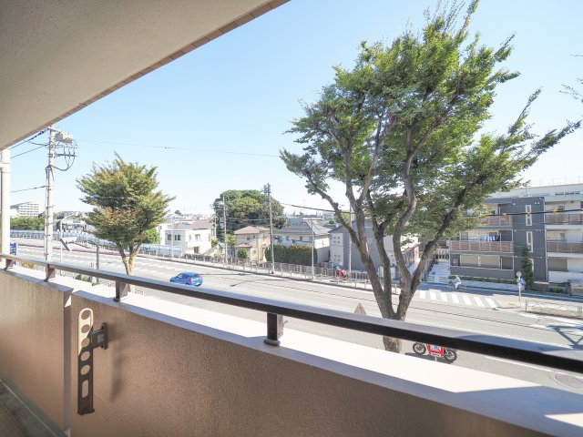 バルコニーからは前面に甲州街道が通り、高層建築物に視界を遮られることなく開放的な景観が広がります。前面が開けているため日当たりや風通しも良好で、空が広く感じられる心地よい開放感を味わえます。