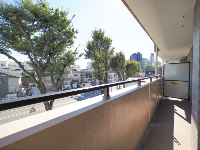 東南向きにつき陽当り・通風ともに良好なバルコニーです。ワイドなスパンで奥行きがあり、洗濯物や布団もしっかり干せる使い勝手の良いスペース。心地よい日差しが差し込み、日々の暮らしに明るさを届けてくれます。