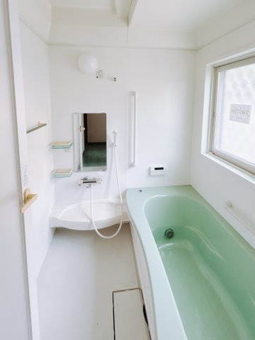 ■浴室｜足を伸ばして方まで肩までゆっくりと浸かることができるお風呂。疲れた体が癒されますね♪