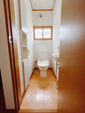 ■トイレ｜1階と2階にトイレがございます♪壁には小物を置けるスペースがあるのでトイレットペーパーのストックを置いておくのにも便利です♪写真などを飾ってもおしゃれですね♪