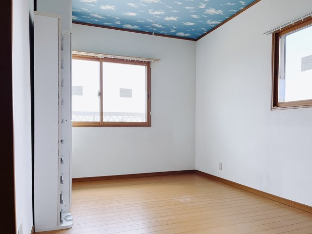 ■2階洋室｜ママ友が来ても子供達には子供部屋で遊んでいてもらうことができます。ママ達はリビングで楽しくおしゃべりに華を咲かせながら気兼ねなく盛り上がれます♪