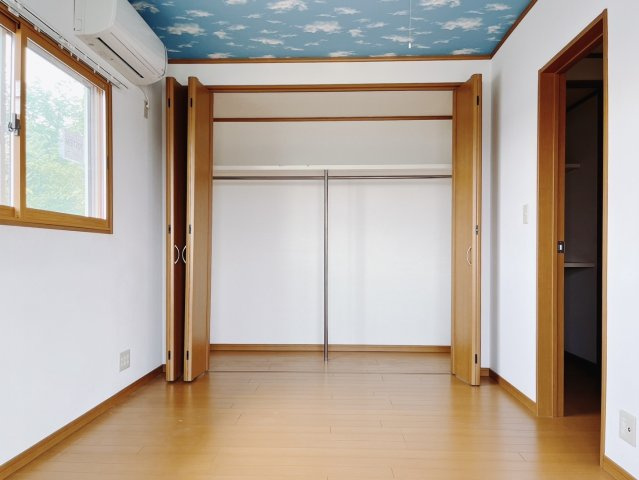 ■2階洋室｜片付けに便利なクローゼット♪扉がついているので、お友達が来た時や見られたくない私物などをしまえます。広さも充分ですので使い勝手が良いクローゼットです。