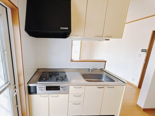■3口コンロだと同時進行のお料理が可能になり時間短縮。大きなお鍋を置いても困らない広さも魅力的。お手入れ簡単なコンロなのでうっかり吹きこぼしてもサッと拭くだけでキレイになります。