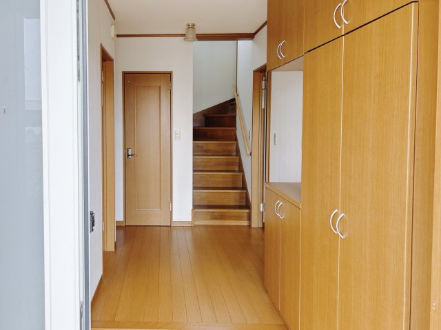 ■玄関｜毎日の「いってらっしゃい」や「お帰りなさい」を大切なご家族と過ごす玄関は〈使いやすさ〉を追求しております。