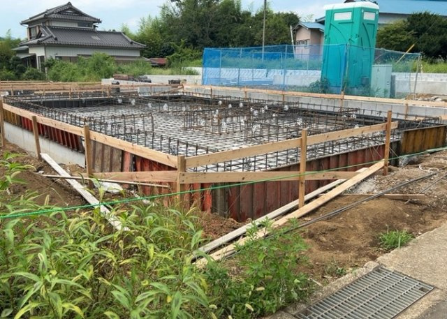 玄関は、狭すぎると複数人で使いにくく、広すぎても無駄な空間になりがちです。最低2畳を目安にして、家の広さとの兼ね合いや家族の人数を考慮して決めるとよいでしょう。現地を見学して快適な玄関を選びましょう！