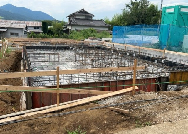 玄関ポーチにおいて最も重視すべきと言っても良いのが広さです。適切な広さの玄関ポーチでないと外見的なバランスは崩れてしまいますし、何より使いにくくなってしまいますので、現地で実際に下見をしてみましょう！