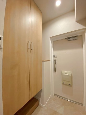 住まいの顔として上質な印象を与える清潔感ある玄関スペース。スムーズな出入りが可能な動線設計で、来訪者を温かく迎え入れます。毎日の通勤・通学やお出かけも気持ちよくスタートできる心地よい空間です。