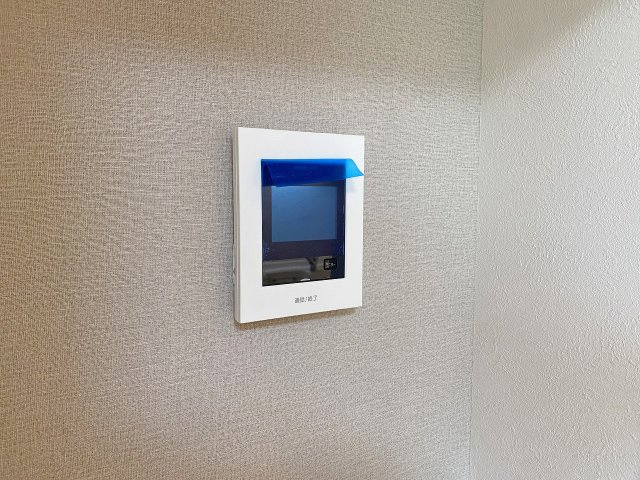 来訪者の姿を室内から映像でしっかり確認できるTVモニター付きインターホン。一人でお留守番をするお子様や夜間の対応時にも安心感が高まり、住まい全体のセキュリティ性をぐっと高めてくれる心強い設備です。