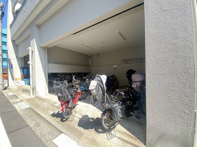 雨風から大切な自転車を守れる屋根付きの敷地内駐輪場。日々の通勤・通学はもちろん、近隣へのお買い物や休日のお出かけにも気軽に自転車をご利用いただけます。整理整頓された使いやすい共有スペースです。