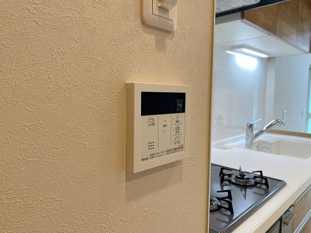 いつでもワンタッチで快適な湯温に温め直せる便利な追い焚き機能を搭載。ご家族で入浴時間が異なる場合でも、好きなタイミングで温かいお風呂につかることができ、一日の疲れを癒やす快適なバスタイムを叶えます。