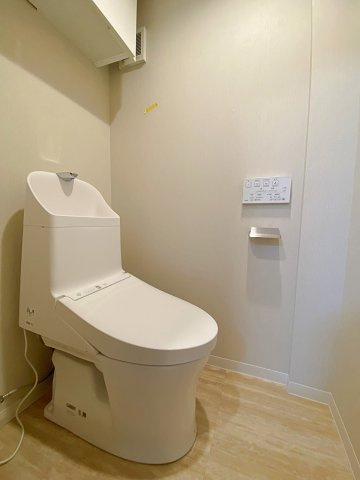 新規交換済みで清潔感溢れる快適なトイレ空間。お手入れがしやすい最新設備を採用しており、節水性能にも優れています。毎日使う場所だからこそ、快適さと清潔感を追求した心地よいプライベート空間です。