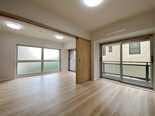 落ち着いた時間が流れる約4.7帖の洋室は、主寝室としても快適にお使いいただけます。心地よい日差しと風が通り抜ける空間設計で、一日の疲れを癒やし静かで上質な睡眠環境をサポートします。（間取り図左下）