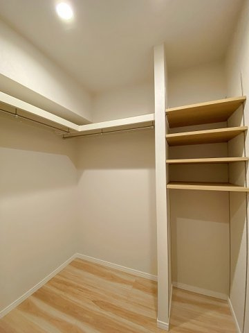 ご家族全員の衣類や荷物をまとめて収納できる便利なファミリークローゼット。持ち物がひと目で把握しやすく、衣替えの手間も軽減できます。お部屋を常にすっきりと美しい状態に保てる頼もしい収納空間です。