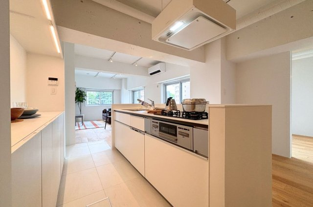 アイランドキッチンを採用。回遊性のある動線は、複数人でも作業がしやすく、家事効率にも配慮しています。