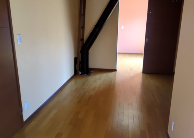 寝室でゆっくりと過ごすためにはベッド周りの適度な空間を担保することや窓の位置、照明の明るさ、寝室の広さなどを考える必要があります。自身や家族の構成とライフスタイルに併せて寝室にする部屋を選びましょう！