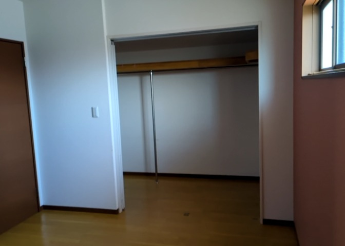 デザイン性を重視しすぎて収納が少なかった！なんてことにならないため、事前に現地で収納の数を確認しておくことをお勧めします。クローゼット以外にも床下収納や屋根裏収納、パントリーなどもチェックしましょう。