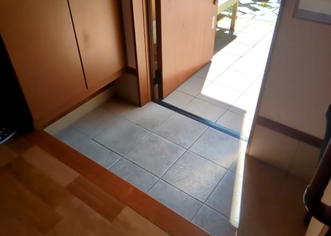 玄関は家の顔でもあり、家族以外の目にも止まる場所です。玄関は外との間を仕切る扉、靴などをしまっておく収納スペース、靴脱ぎのたたきスペース、来客とのやり取りをするドアホンなど複数のアイテムからなります。