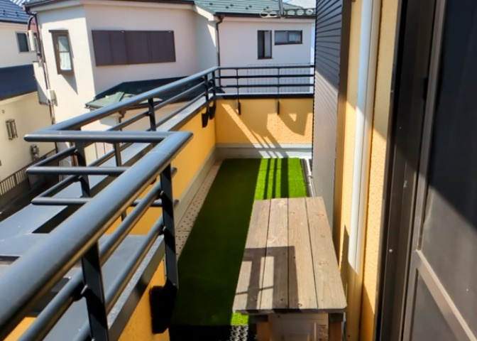 バルコニーは、室外の専用スペースのうち、「屋根がなく開放された空間」であるものを指します。ベランダより広いタイプのものが多く、日当たりもよいため家庭菜園などを楽しみたい人にとって適した環境となります。