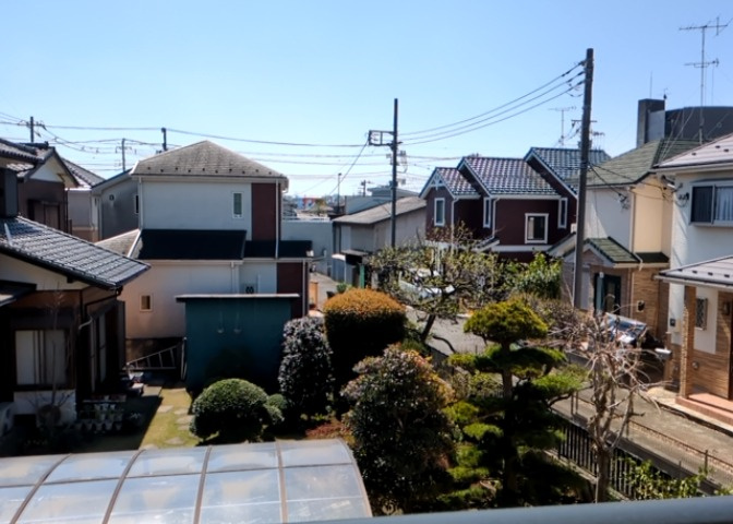 眺望を気にして物件を探す場合、前面に建物が建っていないか現地で確認しましょう！前面に建物があると景色はもちろん、日当たりや風通しにも影響が出てきます。住んだ時のことを想像しながら現地見学をしましょう。