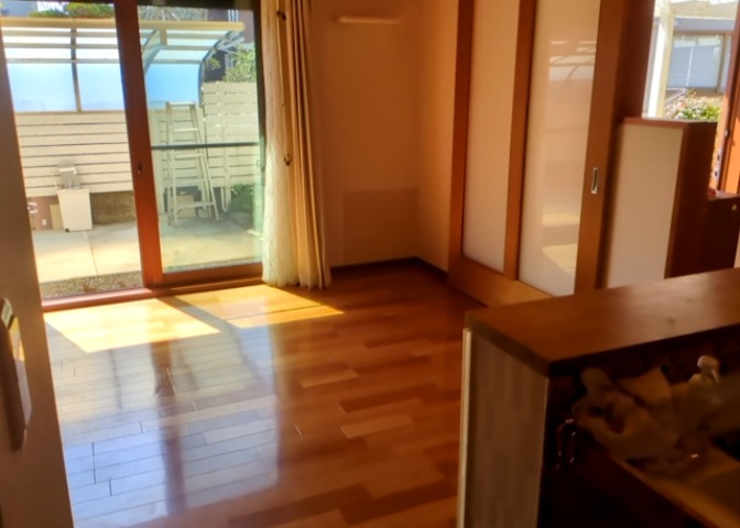 L型アイランドタイプは、キッチンからダイニングにもリビングにも目が行き届くので、とても使いやすい配置です。L字型独立タイプは、キッチンを独立させてるためLDKというよりもLDといった様なイメージです。