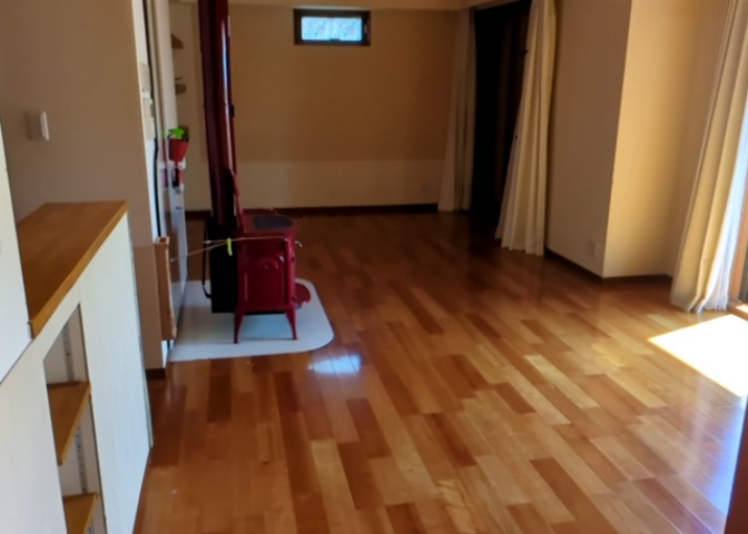ダイニングは、食事や家族の団らんスペースとしてだけではなく、ほかの用途としても使用することができます。ダイニングテーブルを置き、食事のためのスペースを作ることでリビングとの差別化を図ることができます。