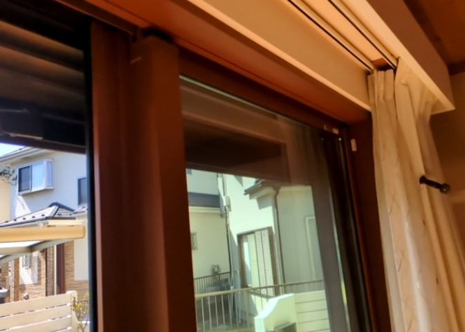 サッシは、ガラス窓に使用される金属製の窓枠です。一般的に住宅建築では、金属製建具工事の段階でガラス類・玄関などと同時に設置されます。種類や構造により断熱性能や遮音性能が異なるので現地でご確認ください。