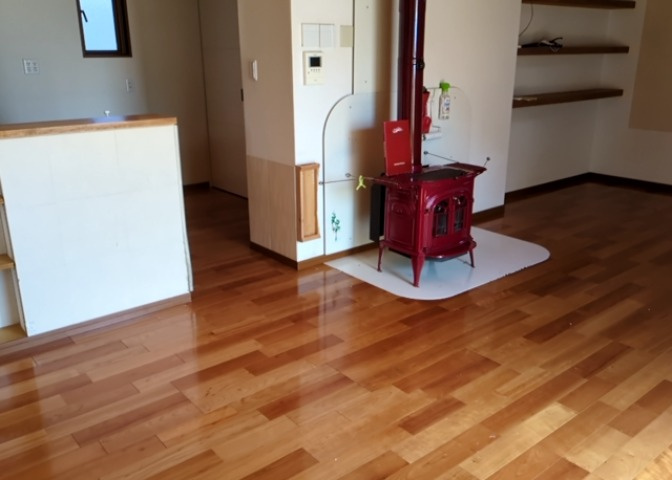 直線タイプはLとDKを一直線に並べた形で対面キッチンのタイプです。一般的なのでよく見かけるかもしれません。直線タイプに似た直接アイランドタイプは、キッチンとダイニングの間に壁がない分広く感じられます。