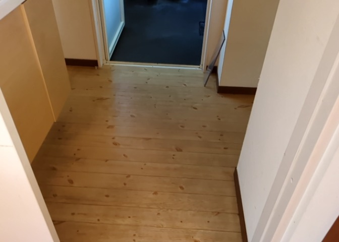 多くの戸建て住宅で見かける洗面脱衣所は、洗面台と洗濯機が2畳ほどのスペースに並べられていて、洗面所が脱衣所を兼ね備えている間取りが一般的です。お客様が利用することもある、パブリックな空間でもあります。