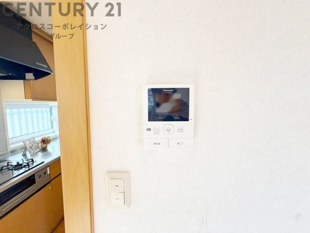 訪問者が来たときにテレビ画面で確認できるため、安心してドアを開けられます。録画機能があるものもあり、留守中に来訪者を記録しておくことができます。利便性が高く、セキュリティ面でも安心です。