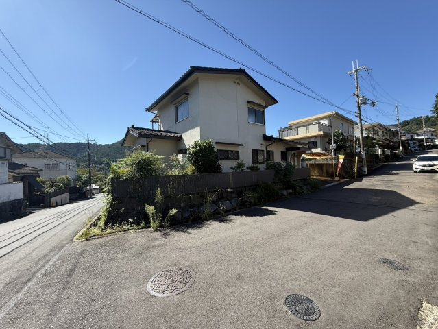 閑静な住宅地に位置する北西・東の角地。2方向に接道しており、開放感のある立地が魅力です。
