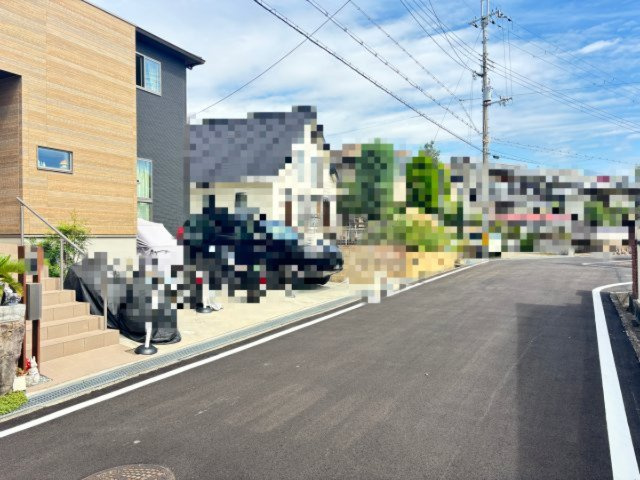 前面道路が広く、開放感のある立地。　現地でぜひご確認ください。