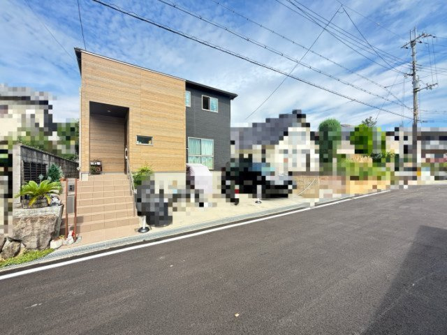 落ち着いた街並みに調和する外観。　現地での印象も良好です。
