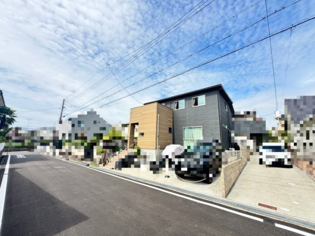 周辺は落ち着いた住環境。　現地にて道路幅や街並みもぜひご覧ください。