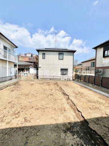 前面道路は閑静な住宅地をはしる車通りの少ない道路。お車の出し入れが苦手なママや小さなお子様にも安心