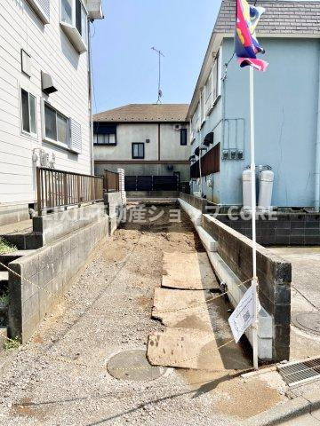 ゆったりとした駐車スペースを確保いたしましたので、大きめのお車でも駐車可能です。　