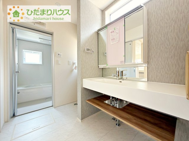 ワイドな独立洗面台には、ちょっとしたスキンケア用品などを置くのにも便利ですね(^^)/