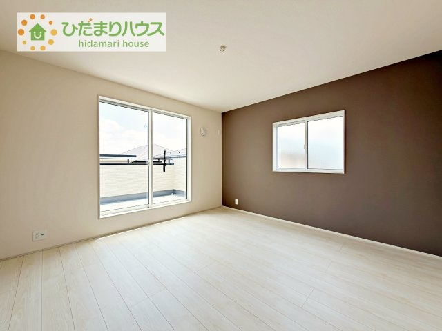 バルコニーに面していて、たっぷり光りの入る明るい主寝室です！