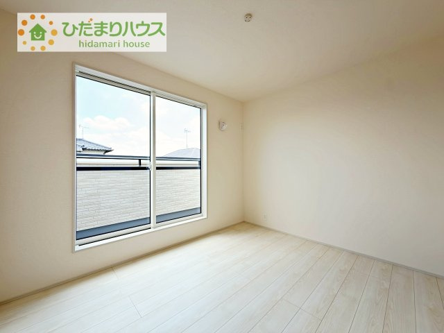 バルコニーに面している居室なので、自然と光が差し込みます♪
