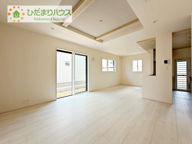 リビングの大きな窓からは、暖かな日の光が降り注ぎます・・・