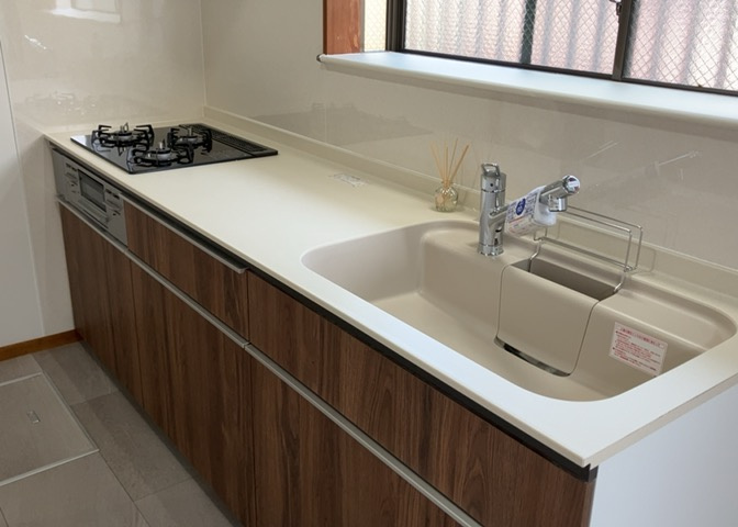 標準的なシステムキッチンの横幅は、165cm～300cm程度です。2100・2400・2550・2700などミリ単位で表記されます。普段どのように料理をするのかを想定しながら合ったサイズを選びましょう